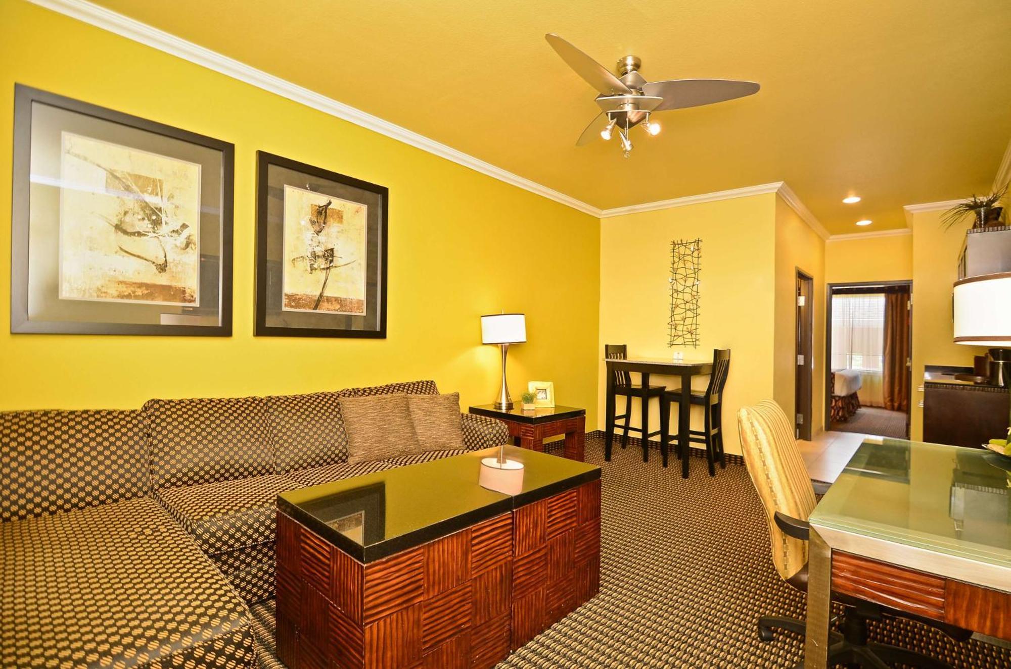 Two-Room King Suite Sofa Bed Walk Shower Disability Access or Non-Smoking