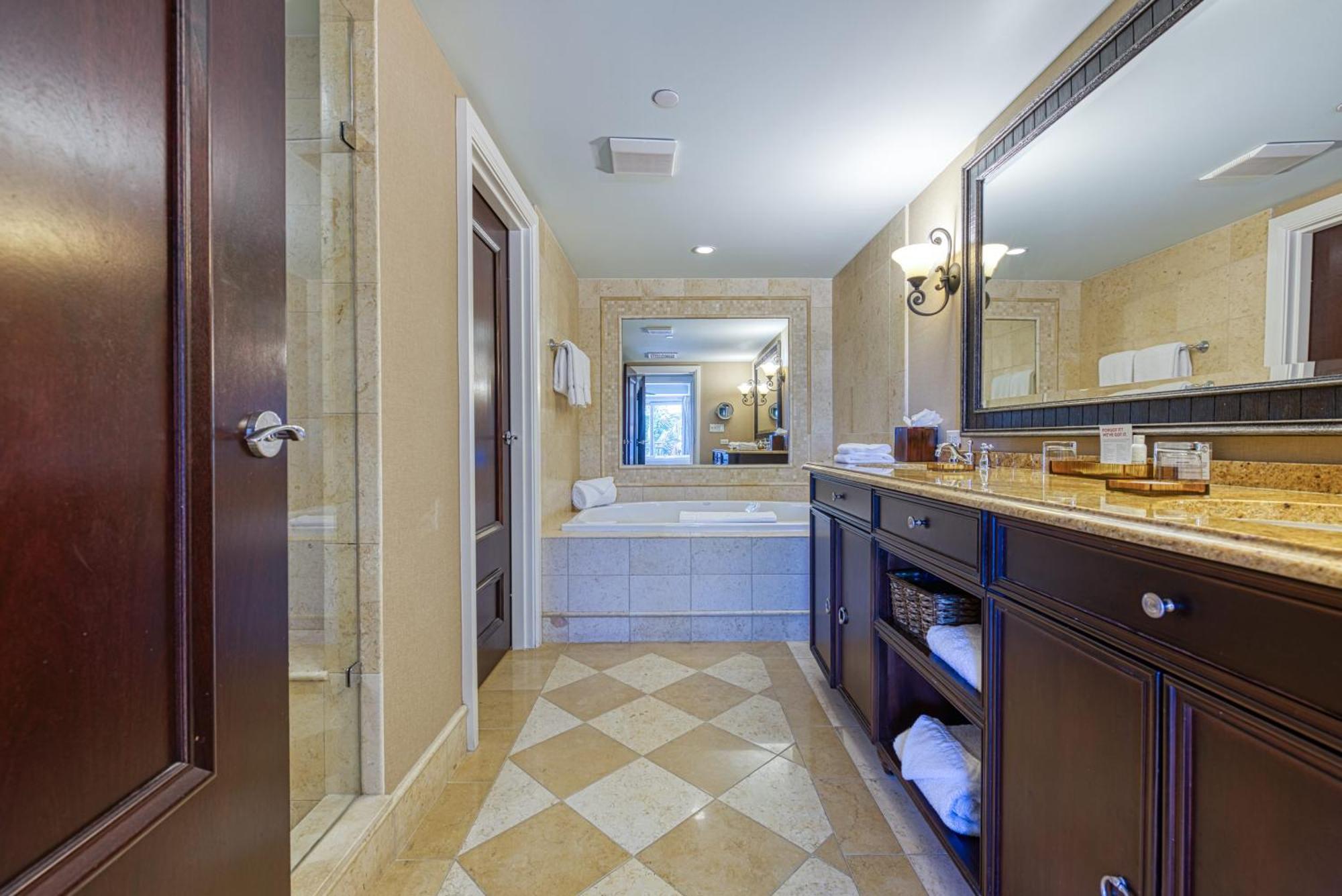 One-Bedroom Suite Oceanfront,1276468243:JPEG