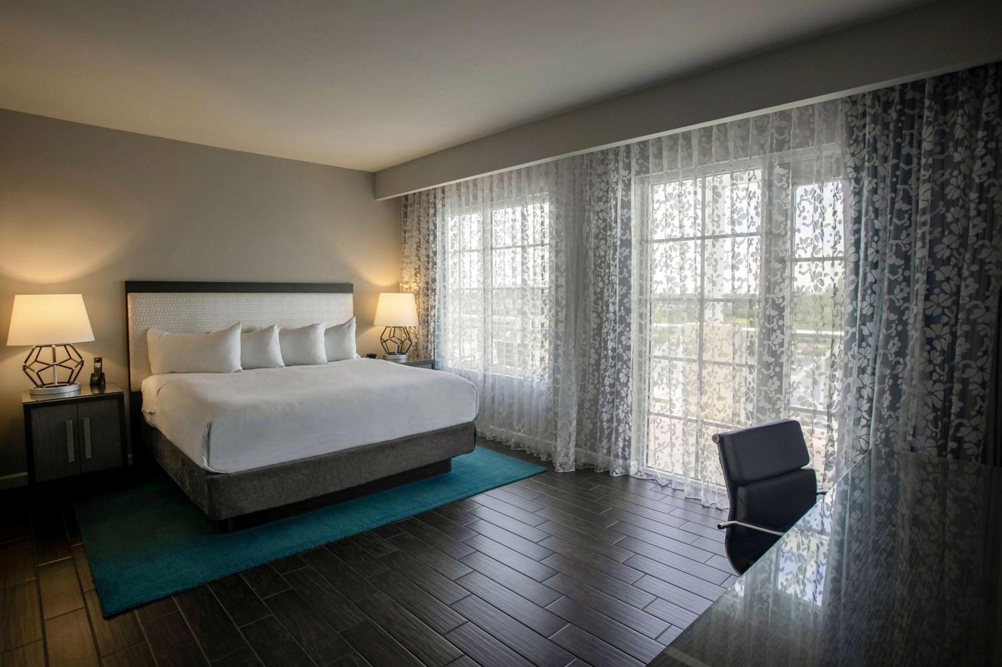 Grand Suite with Intracoastal View - Non-Smoking