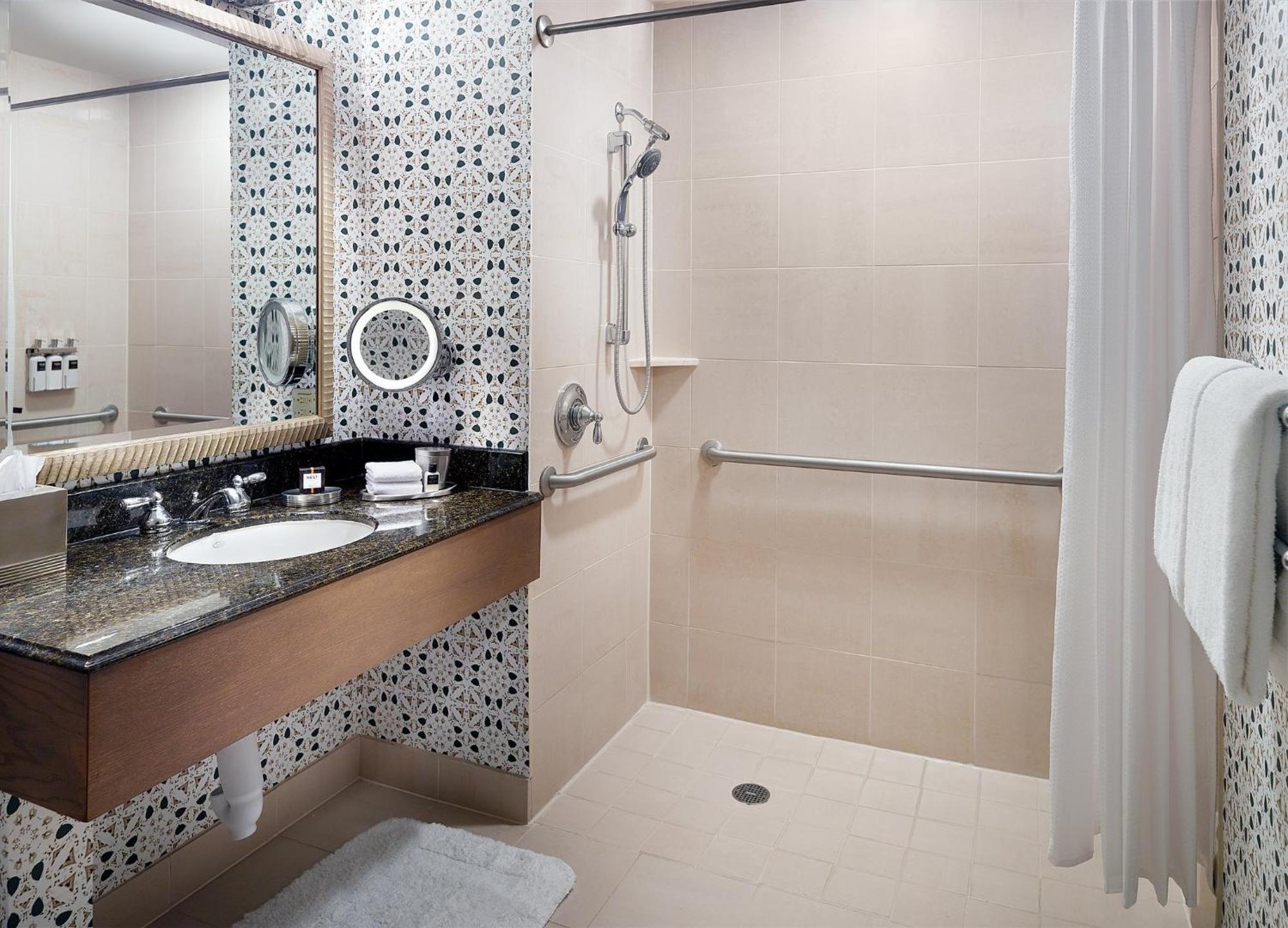 Habitación Doble Deluxe con cama grande adaptada para personas con movilidad reducida