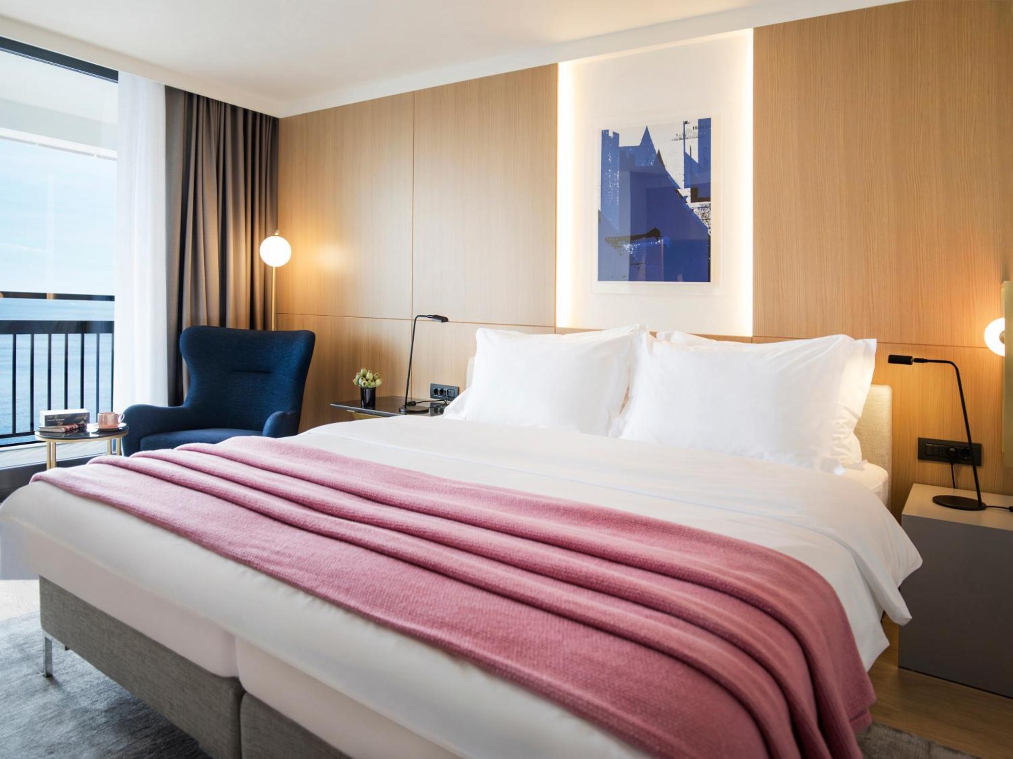 Deluxe tweepersoonskamer met balkon en uitzicht op zee