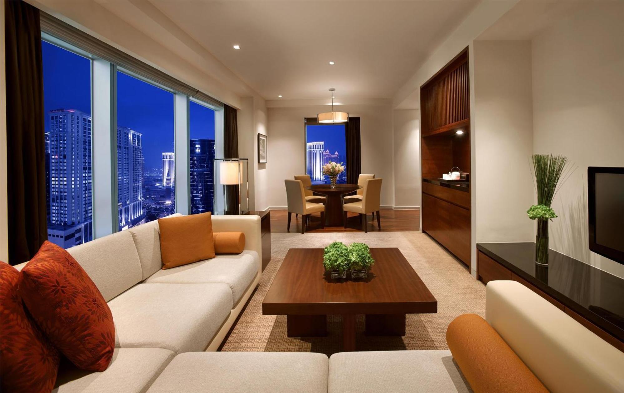 Grand Deluxe King Suite