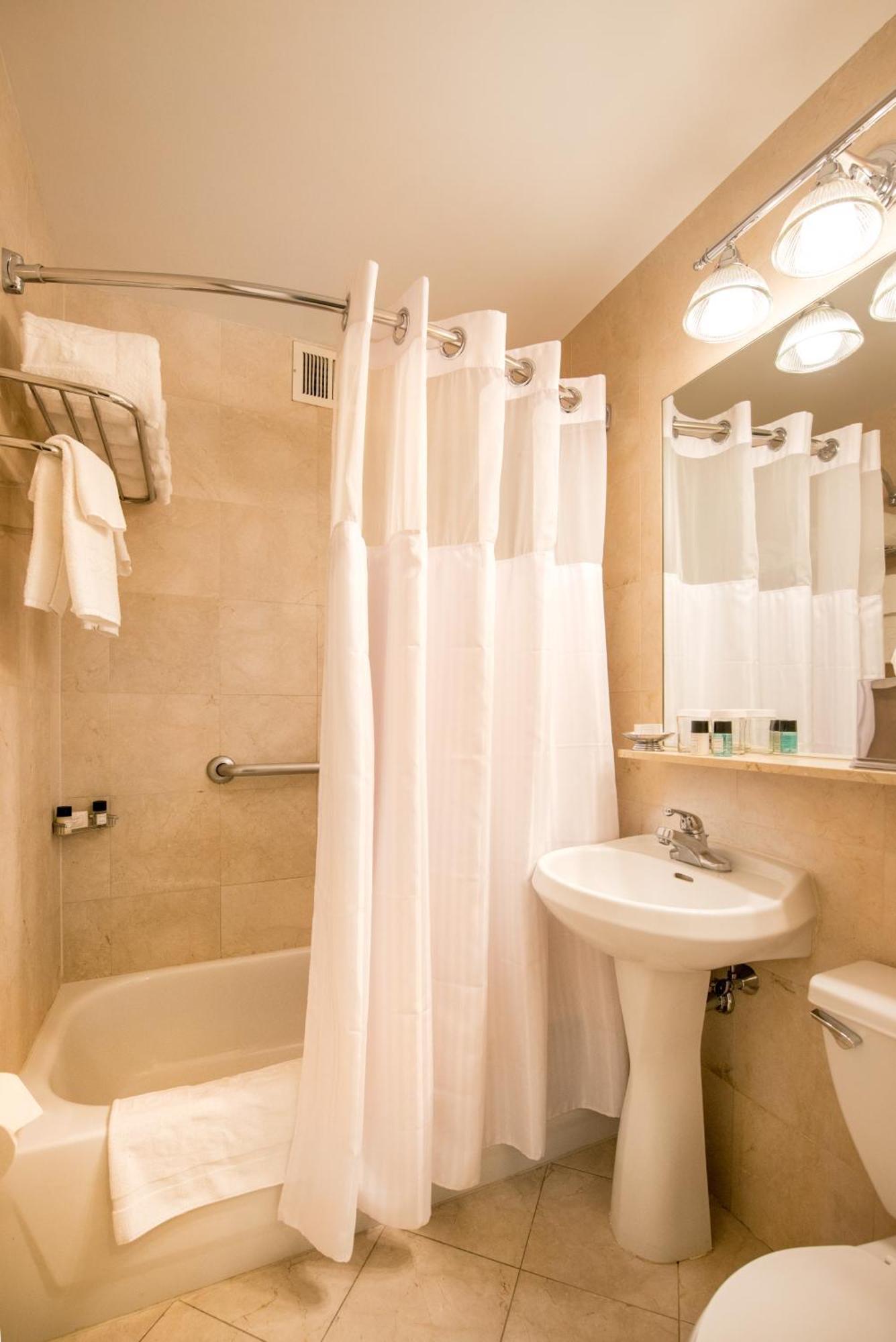 One-Bedroom Queen Suite,1442526211:JPEG