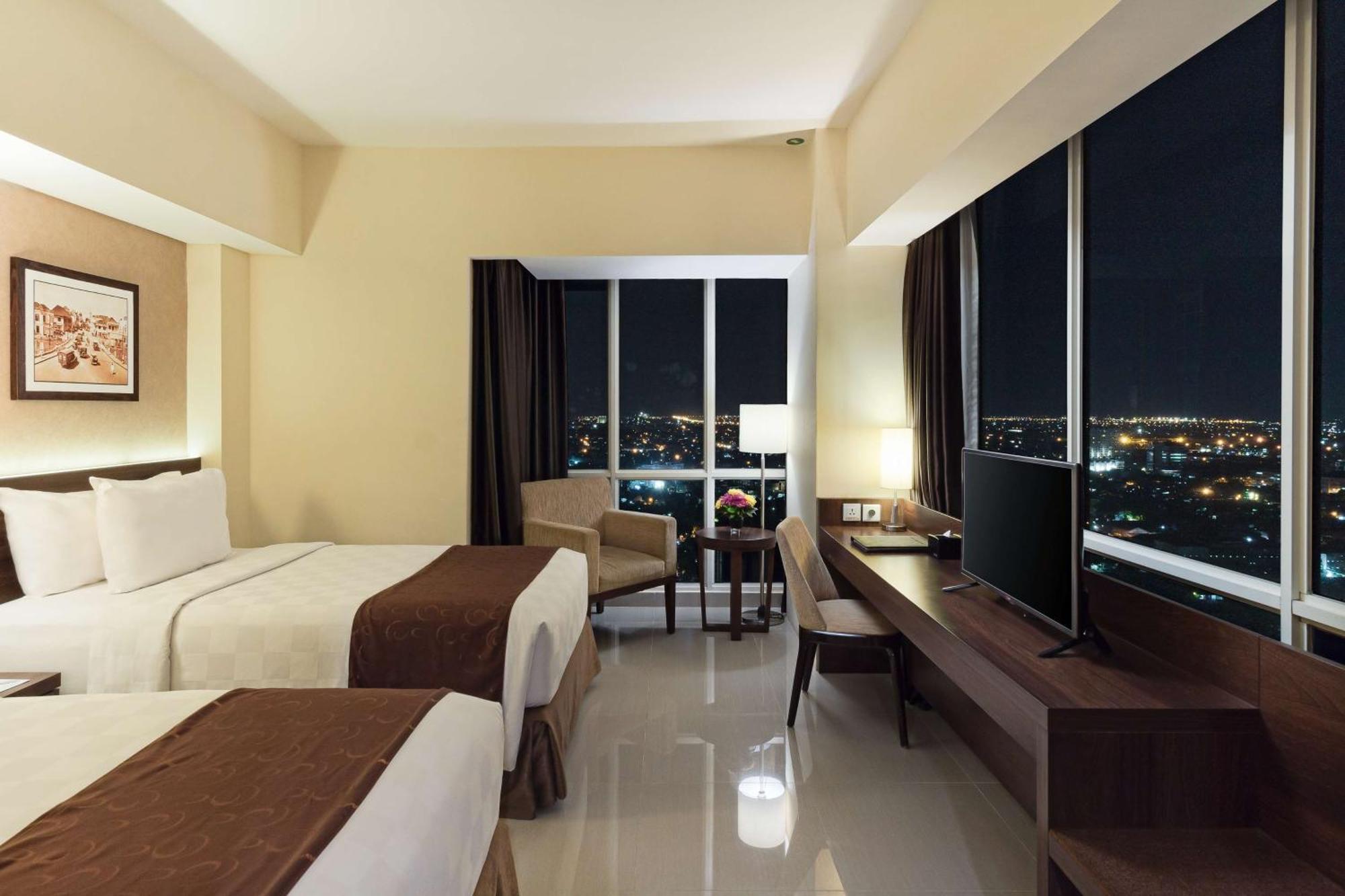 Deluxe Queen Room with City View and Shower - Non-Smoking