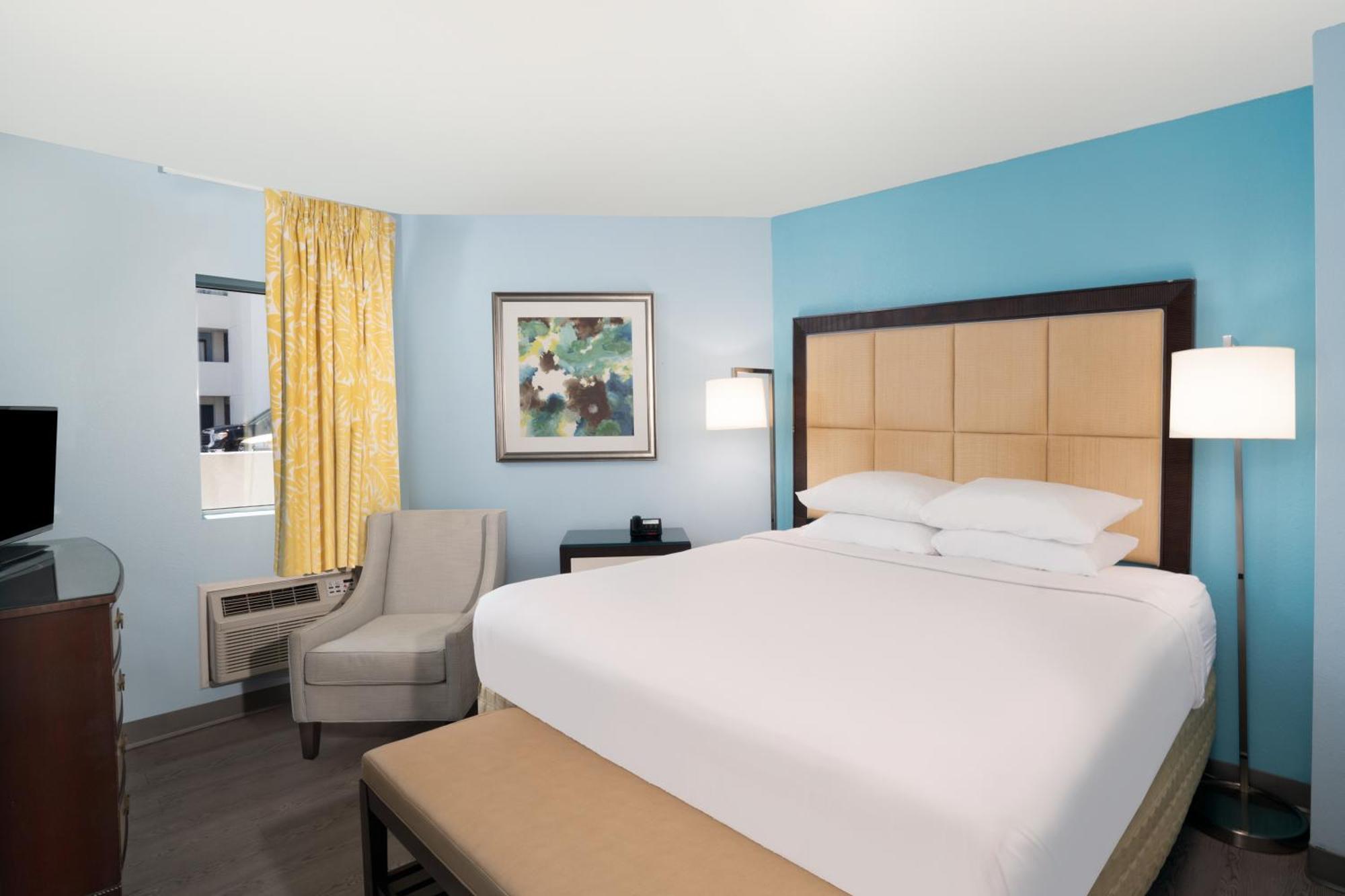 Deluxe Suite Two Kings Oceanfront