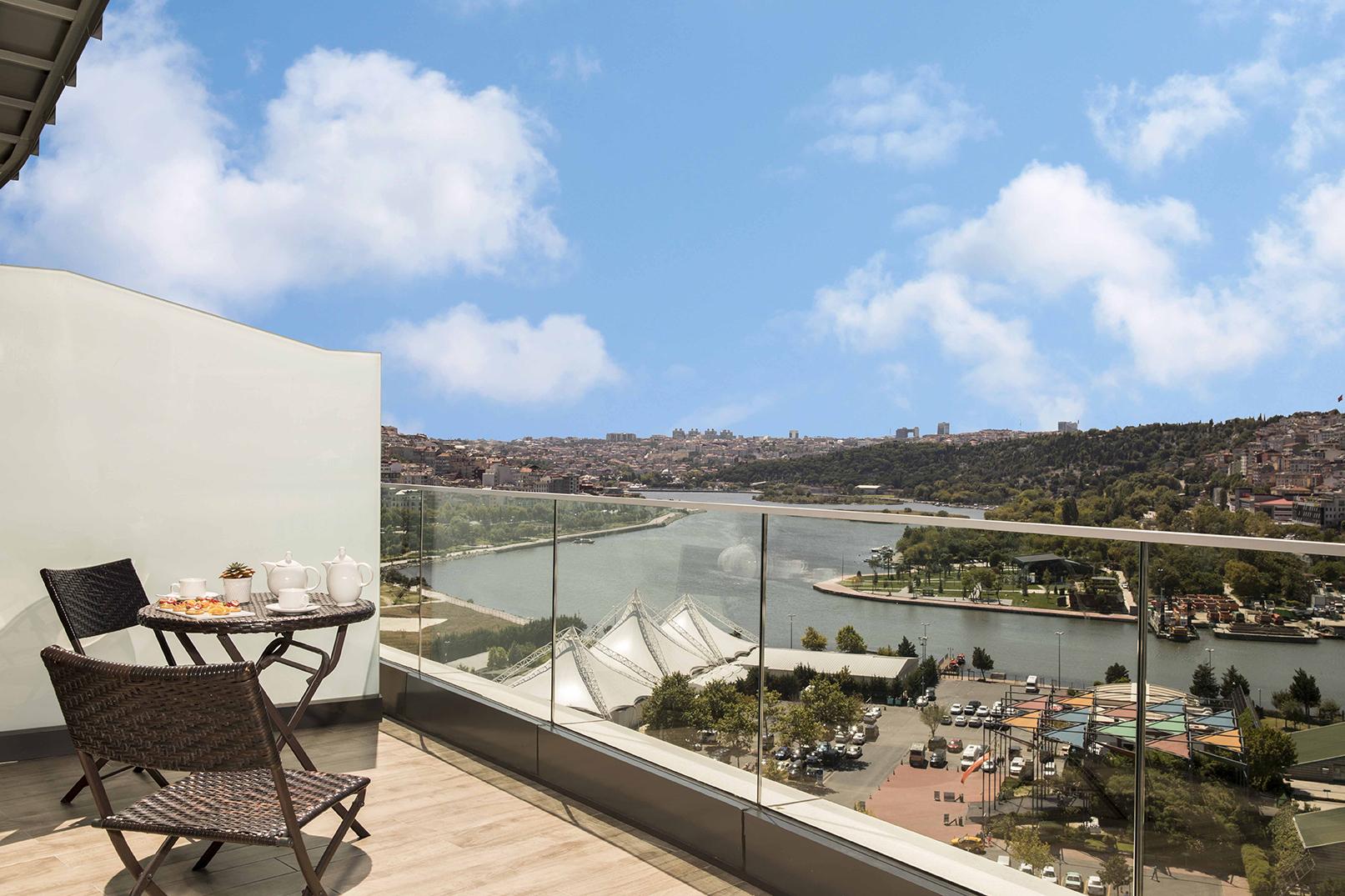 Suite with Terrace and Sea View