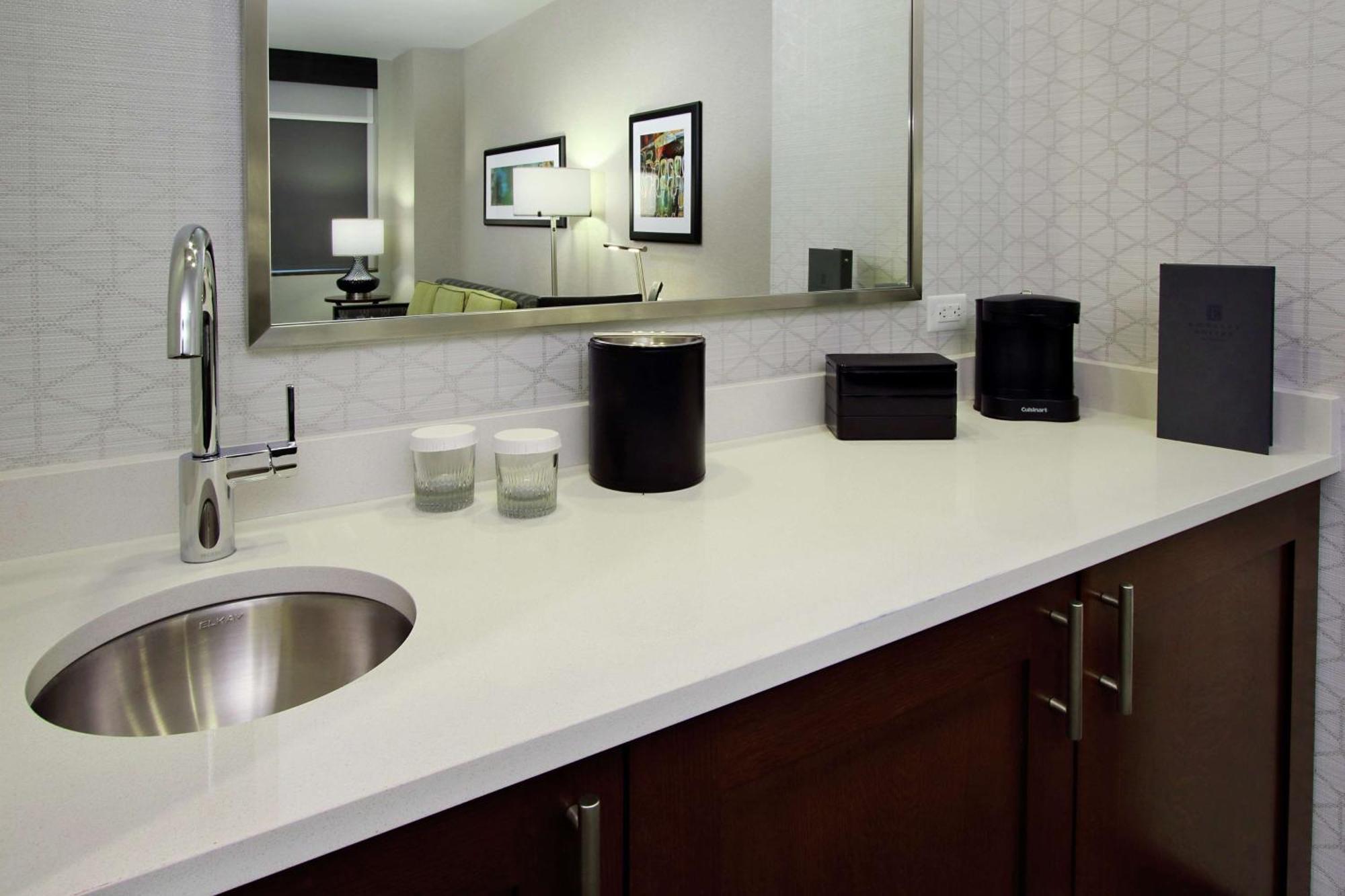 One-Bedroom Queen Suite with Two Queen Beds with River View - Hearing Access