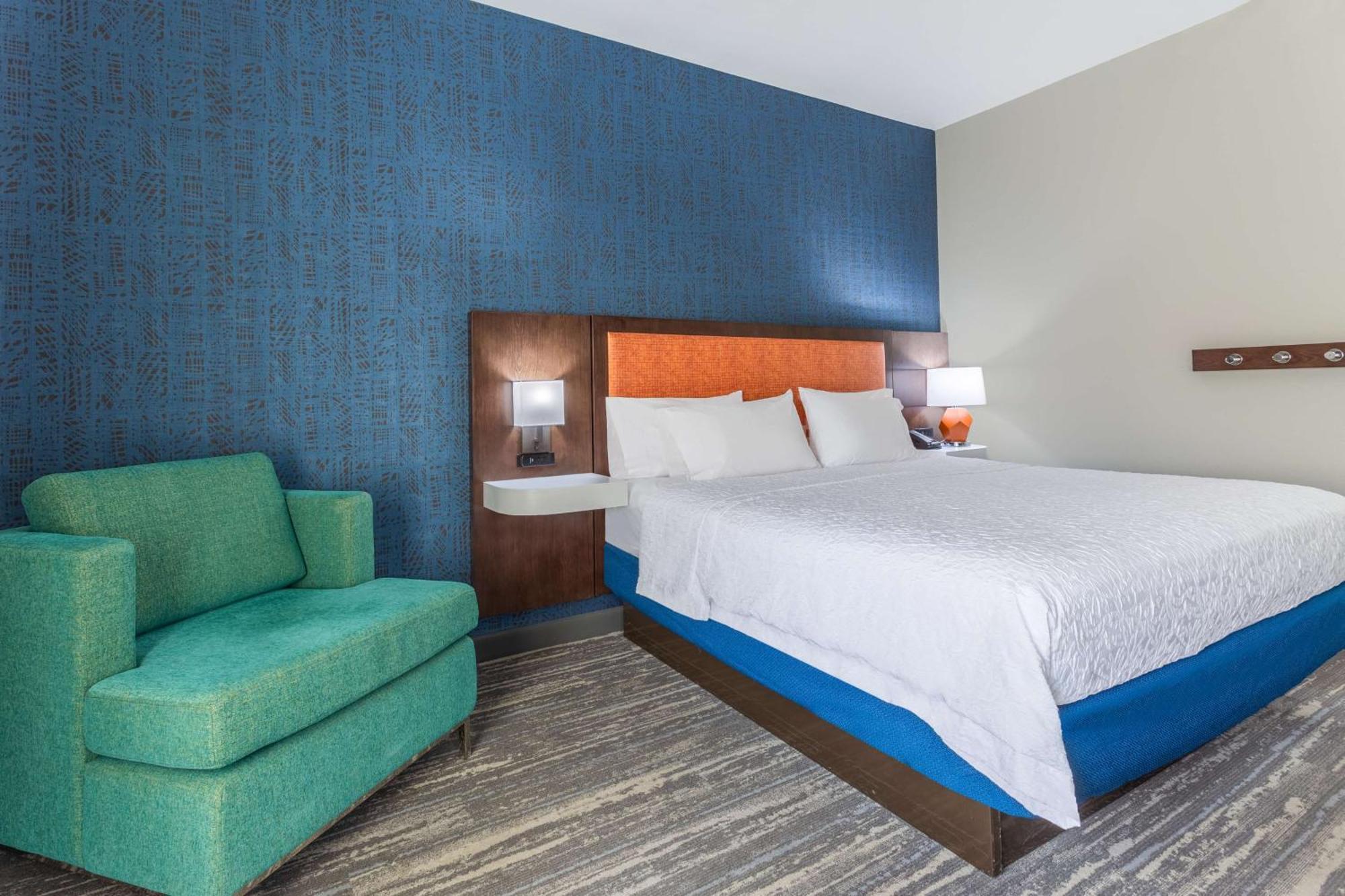 King Room with King Bed - Non-Smoking