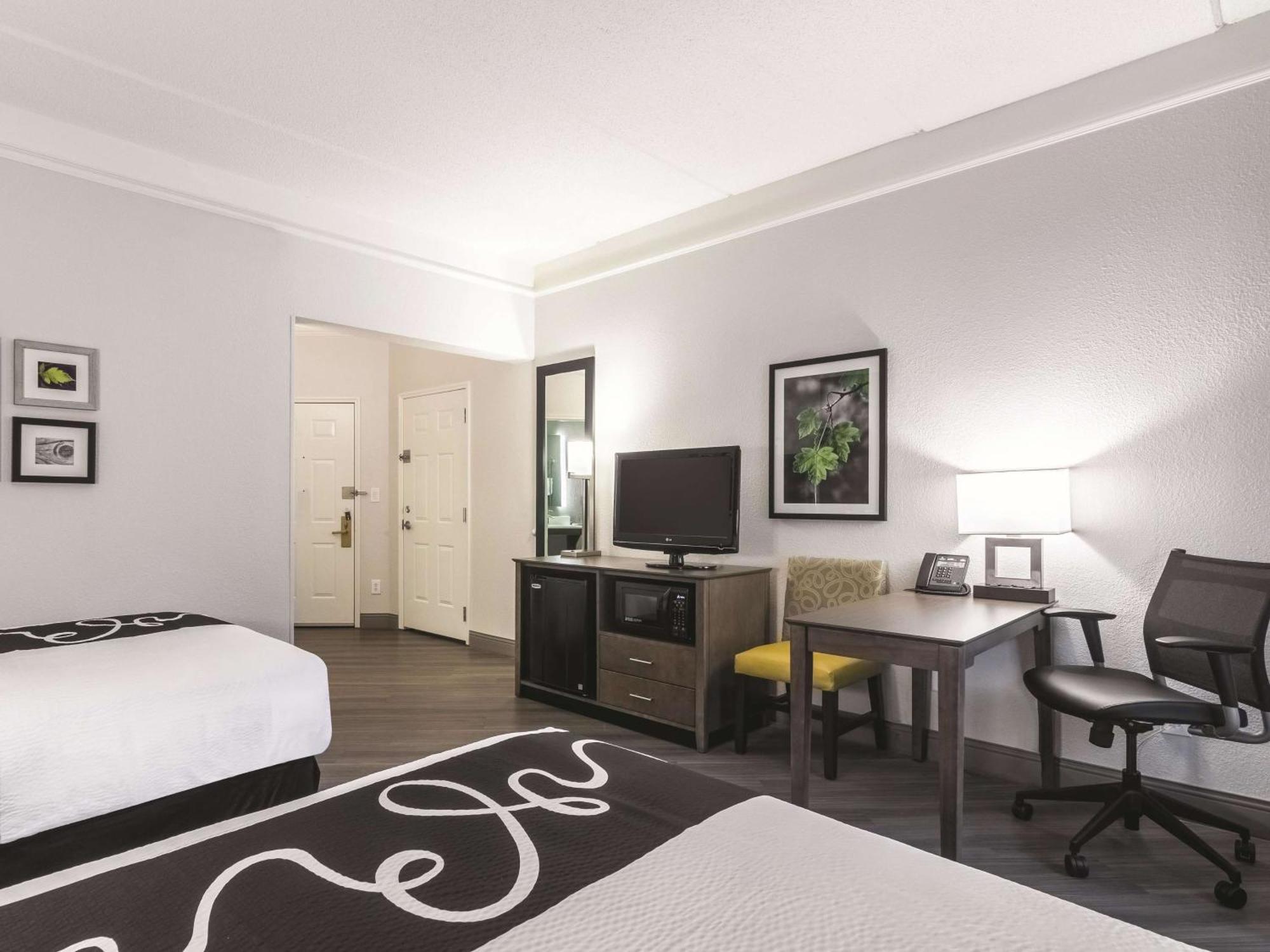 Double Room with Two Double Beds and Bathtub with Grab Bars/Mobility Access - Non-Smoking