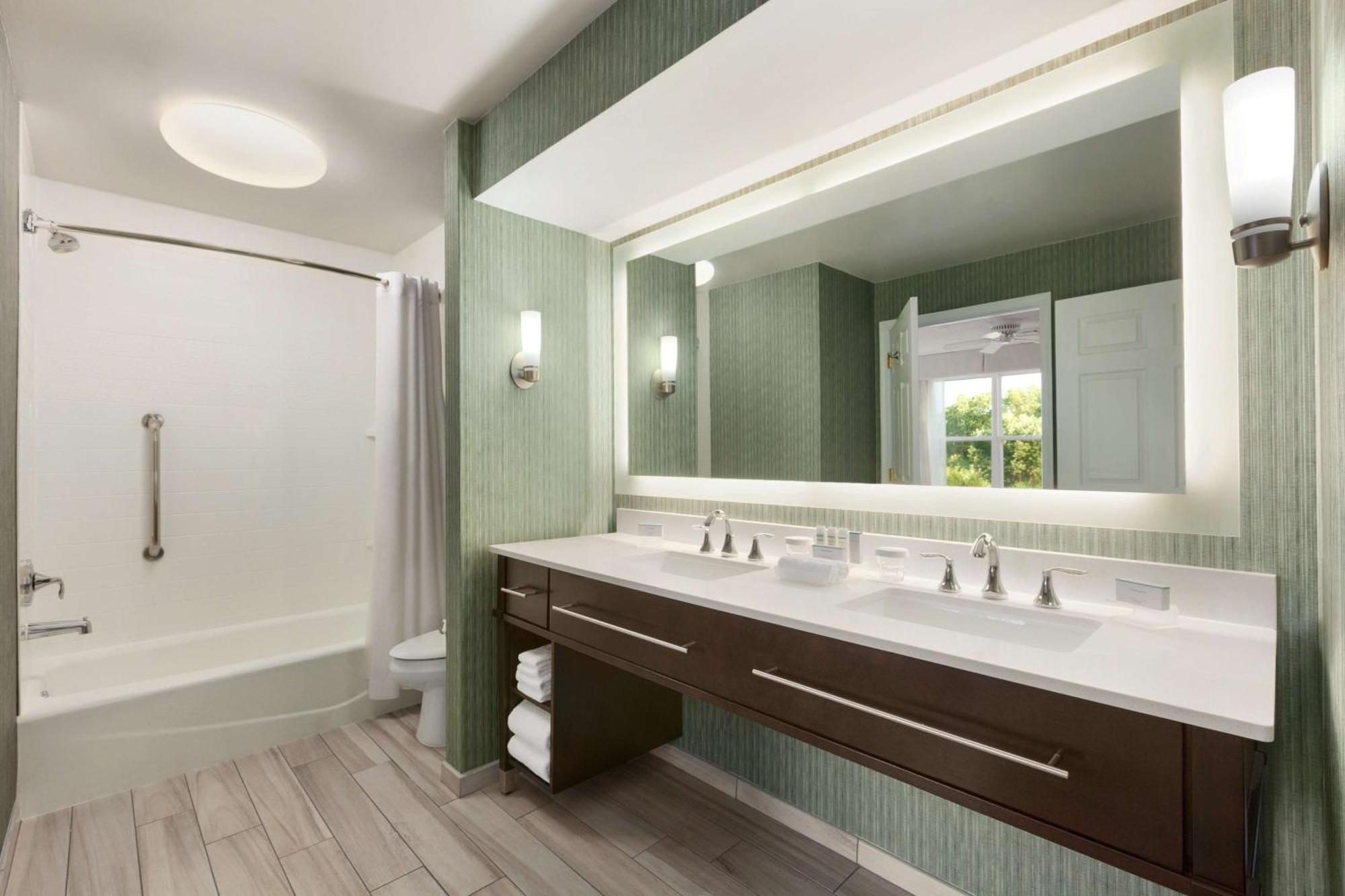 Two-Bedroom Suite with One King And Two Double Beds - Non-Smoking