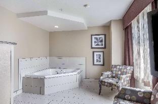 Deluxe King Room with Jetted Tub - Non-Smoking