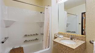 Queen Suite with Two Queen Beds - Disability Access