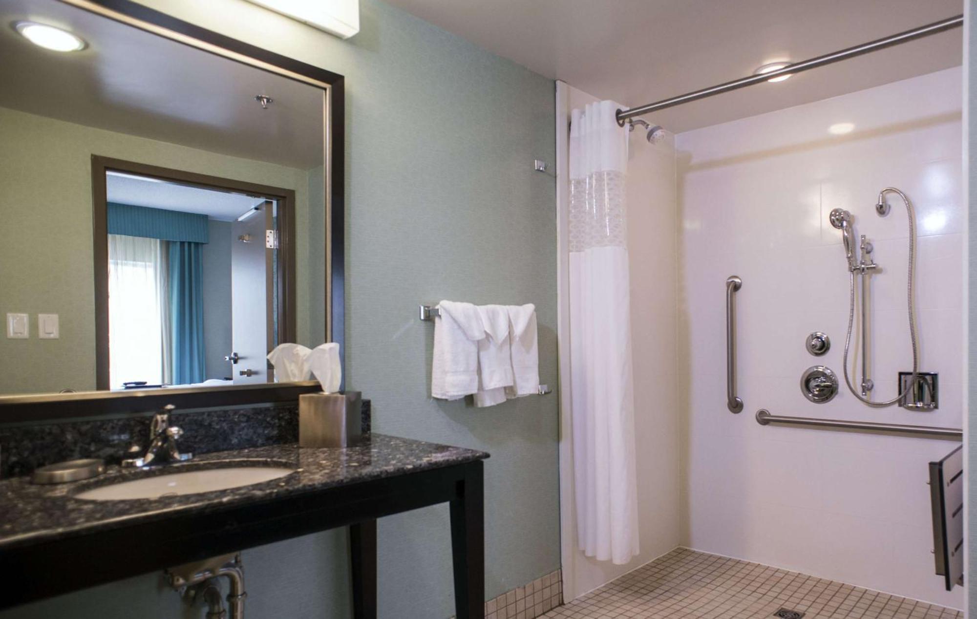 King Room with Accessible Tub - Mobility and Hearing Access/Non-Smoking