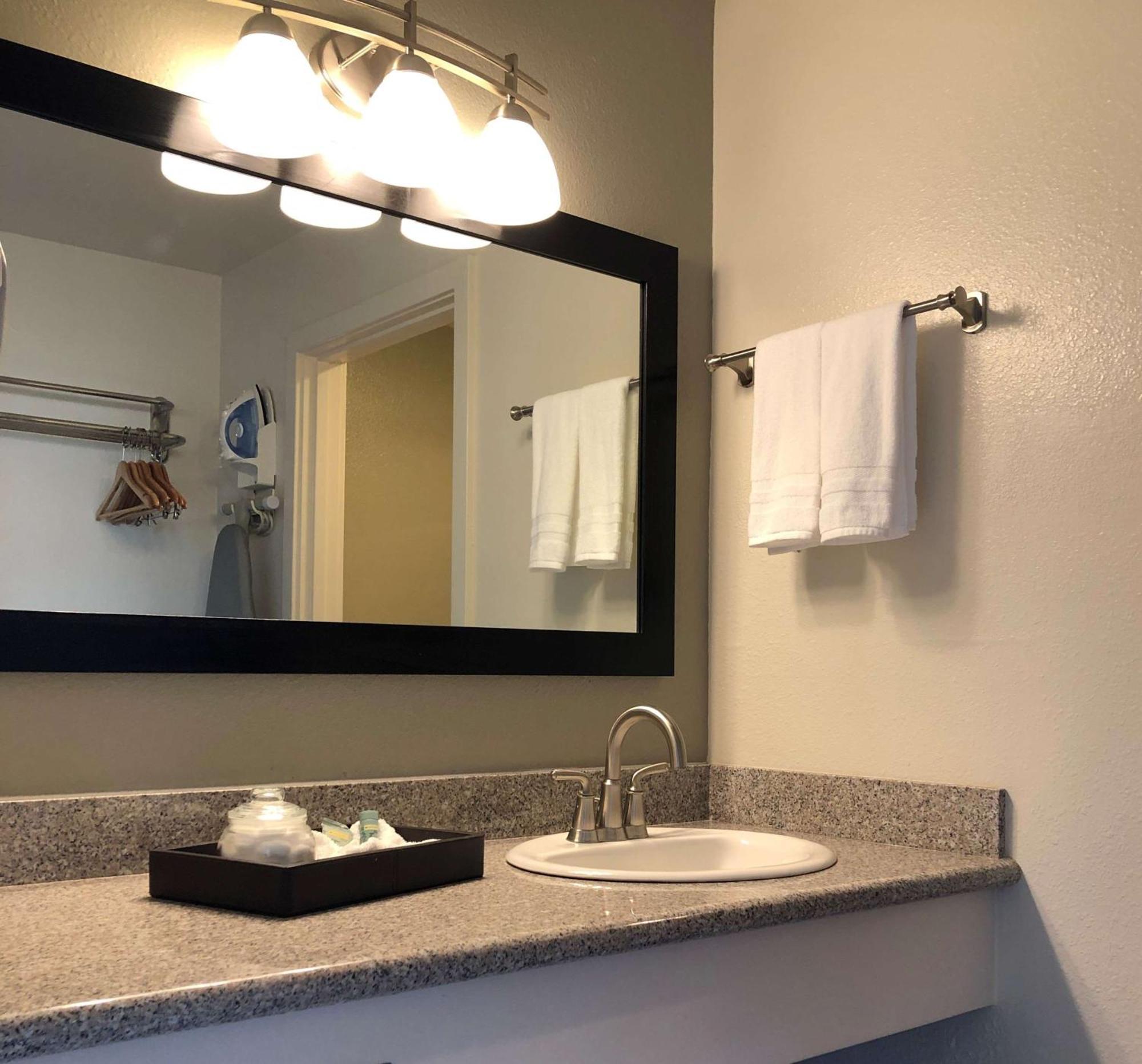King Room with Ocean View - Parking Level
