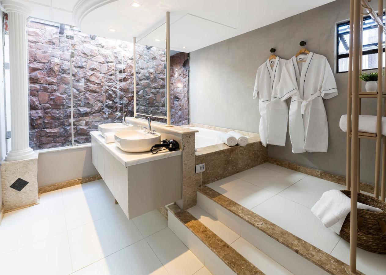 Suite Spa Bath,1300478509:JPEG