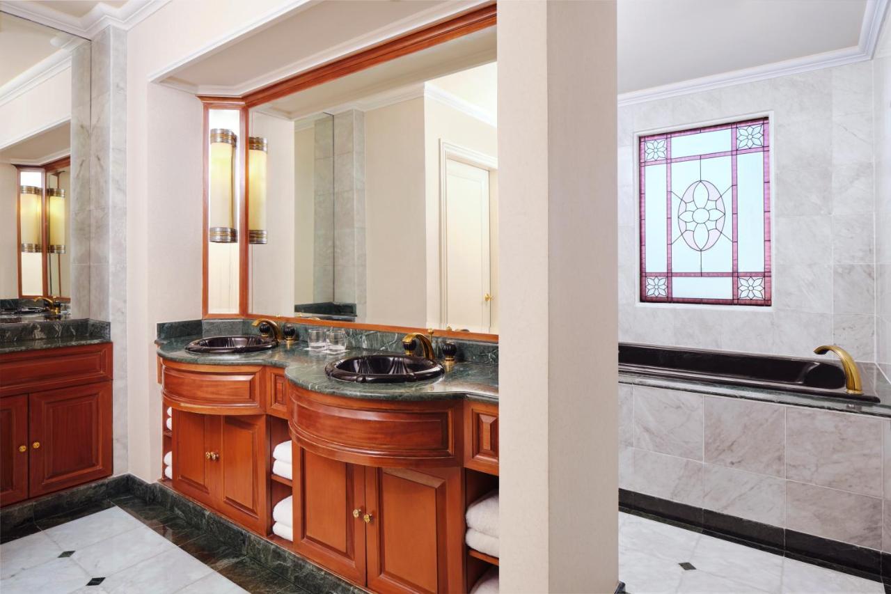 Presidential Suite, 1 King Bed; 2 Twin Bed