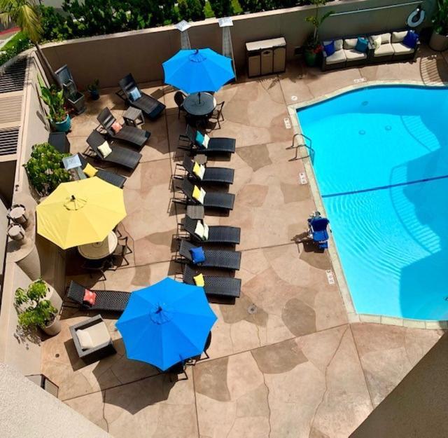 Deluxe Room, 1 King Bed, Balcony, Partial Ocean View