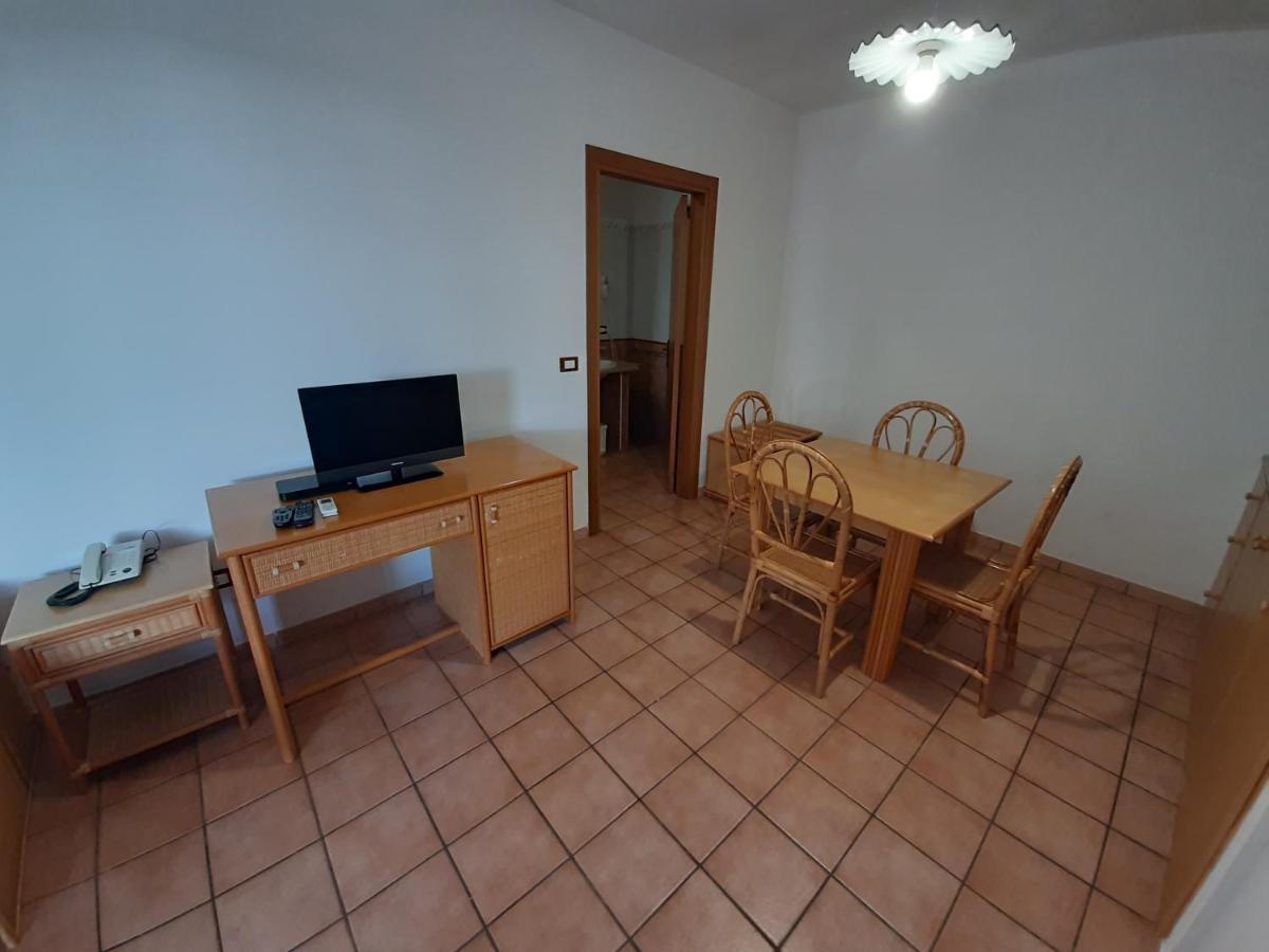 One-Bedroom Apartment,1337907092:JPEG