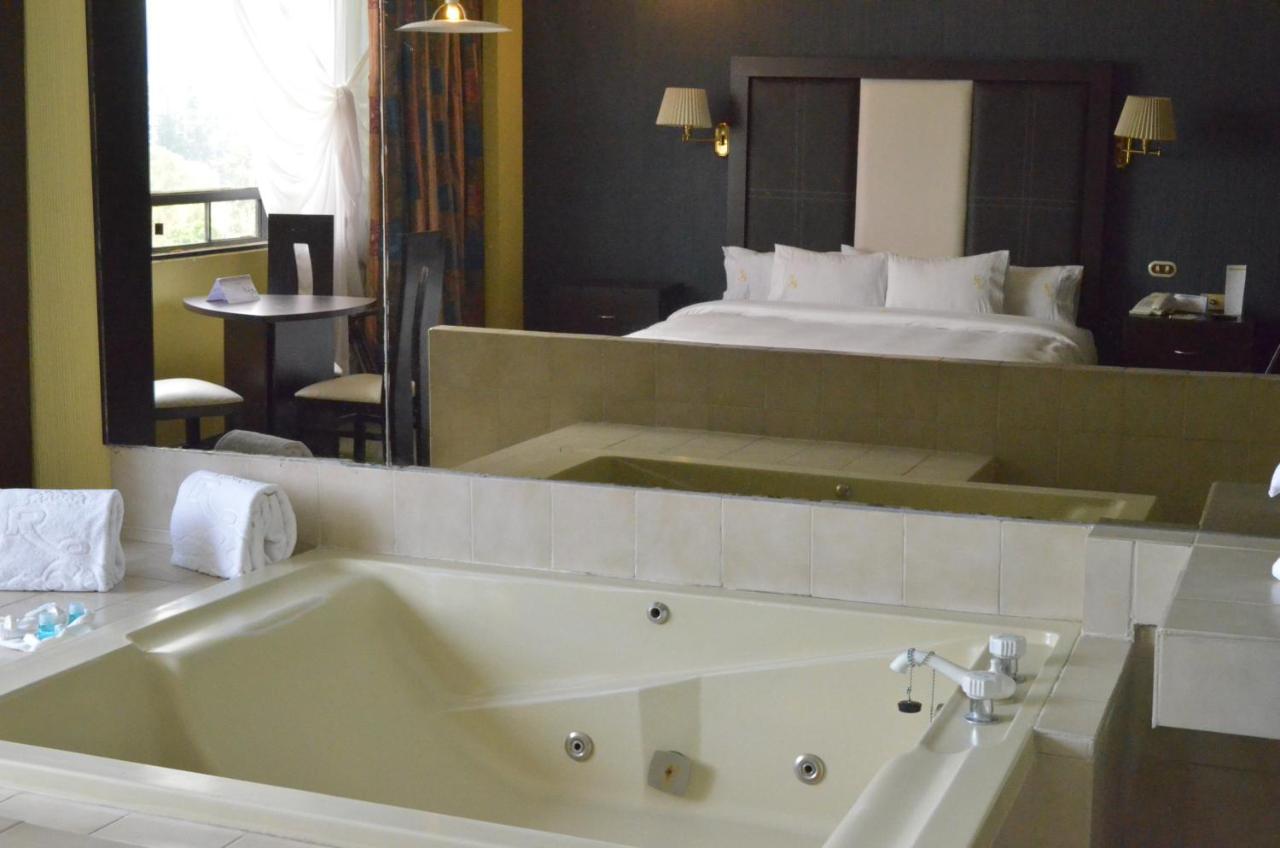 King Room Spa Bath,1341523037:JPEG