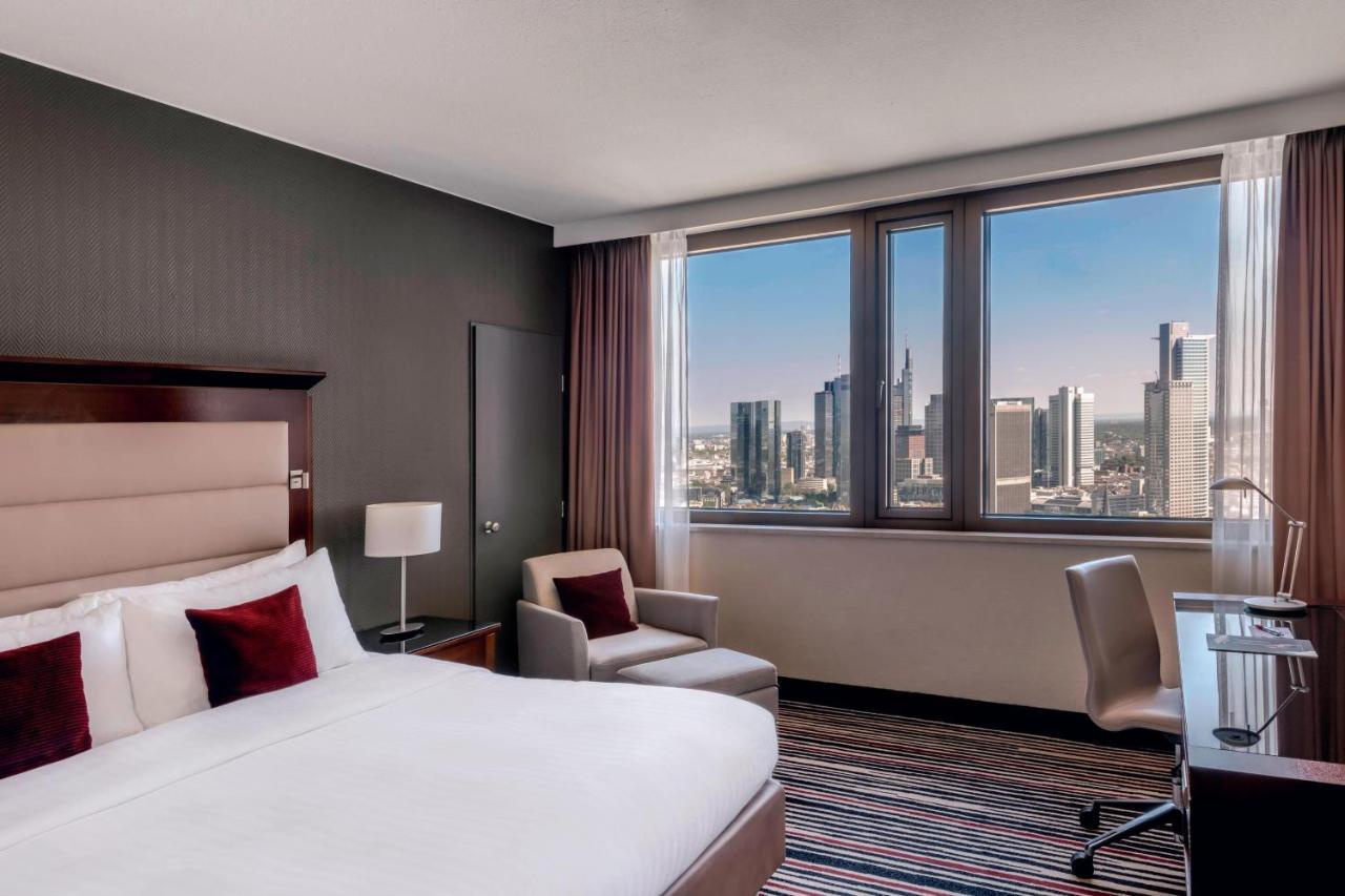 Zimmer mit 1 Kingsize-Bett und Blick auf die Skyline - obere Etage