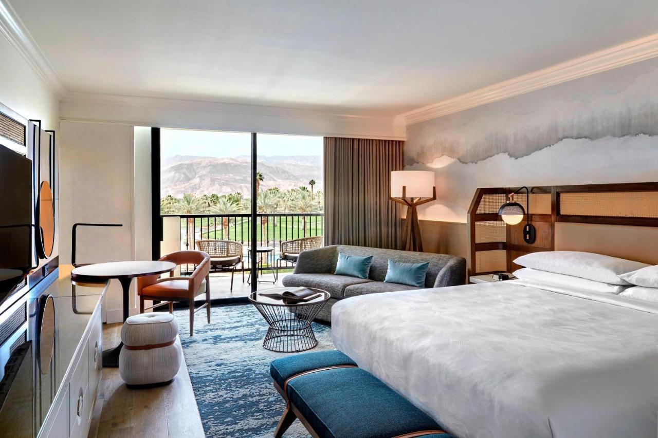 Zimmer mit 1 Kingsize-Bett, Schlafsofa, Poolblick und Balkon
