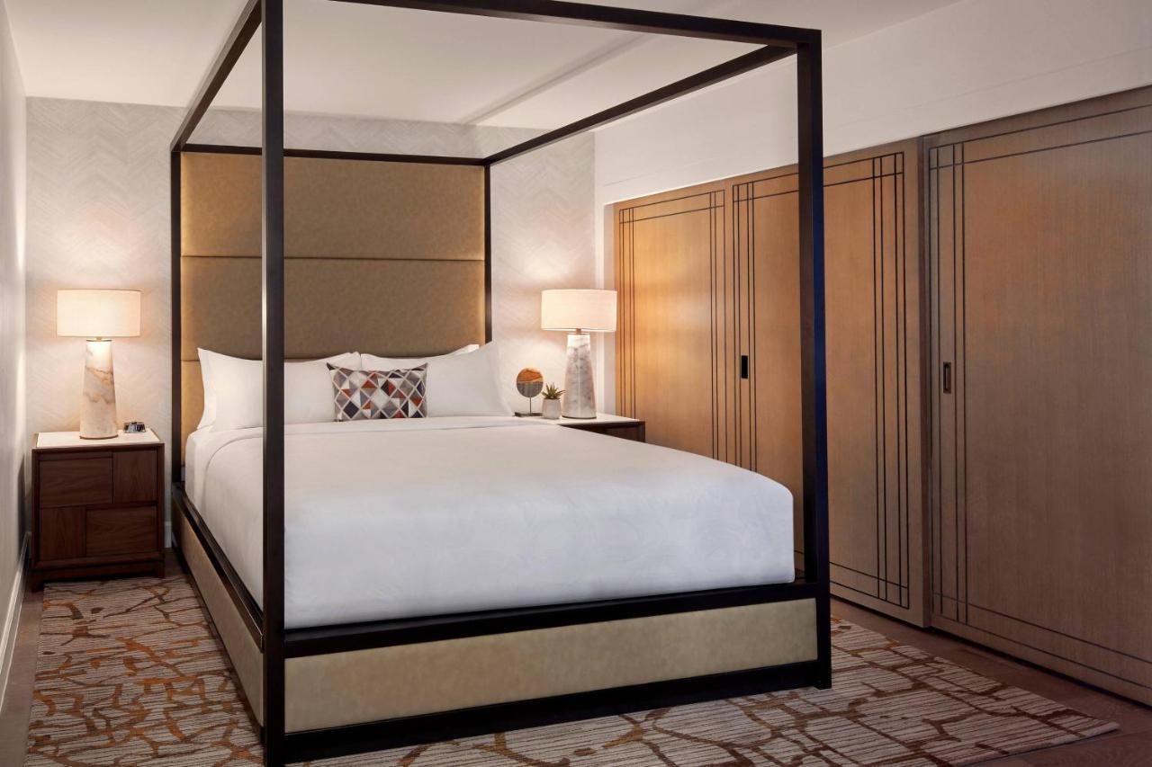 Executive Suite mit Kingsize-Bett, Schlafsofa und Poolblick