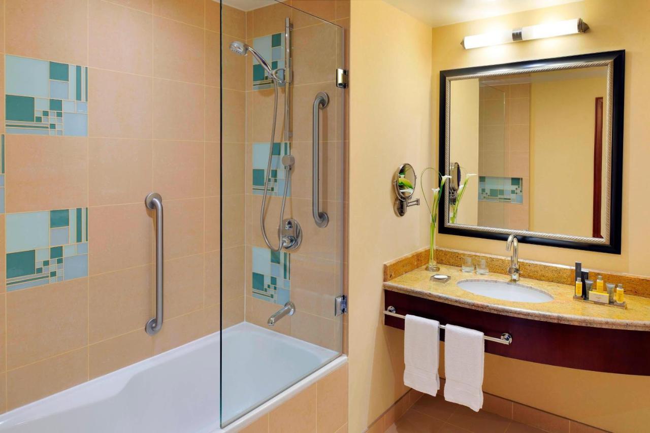 Deluxe King Room Beach Access
