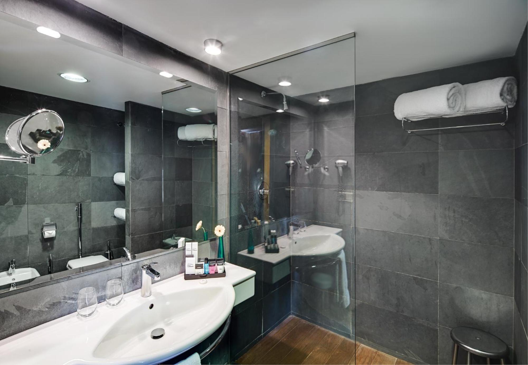 Twin Room,1359043592:JPEG