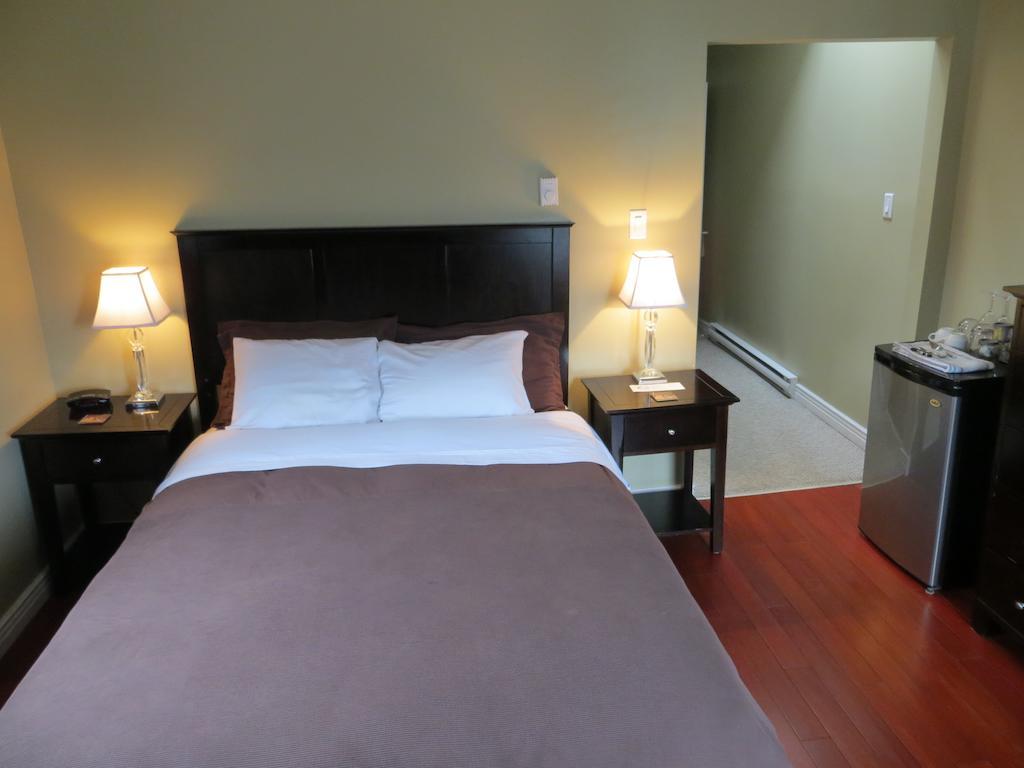 Deluxe Queen Room with Private Bathroom
