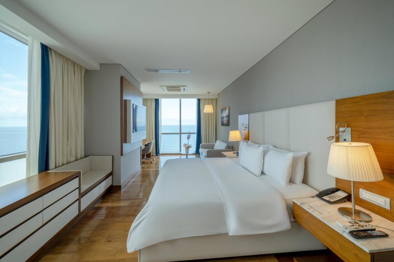 Suite Grand con cama extragrande y vistas al océano