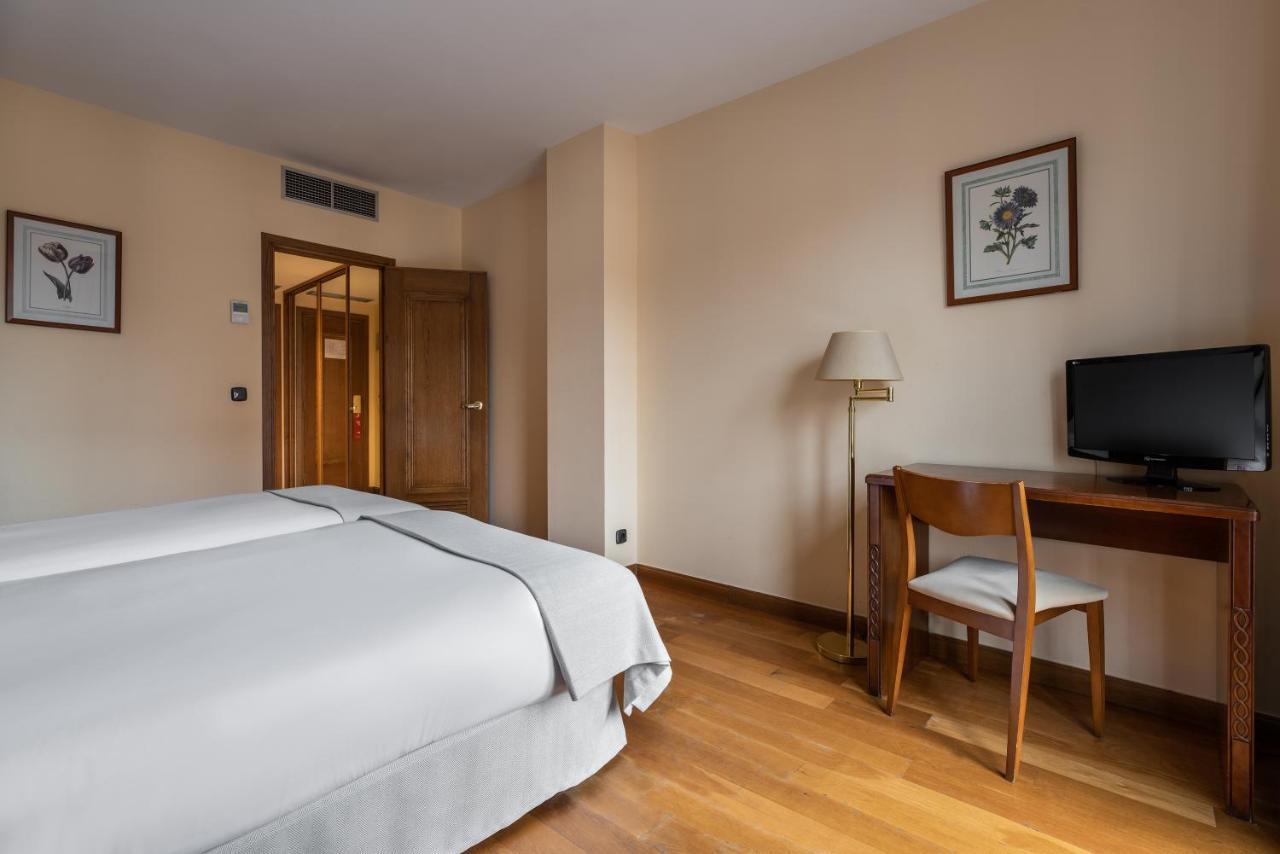 Twin Room,1365049724:JPEG