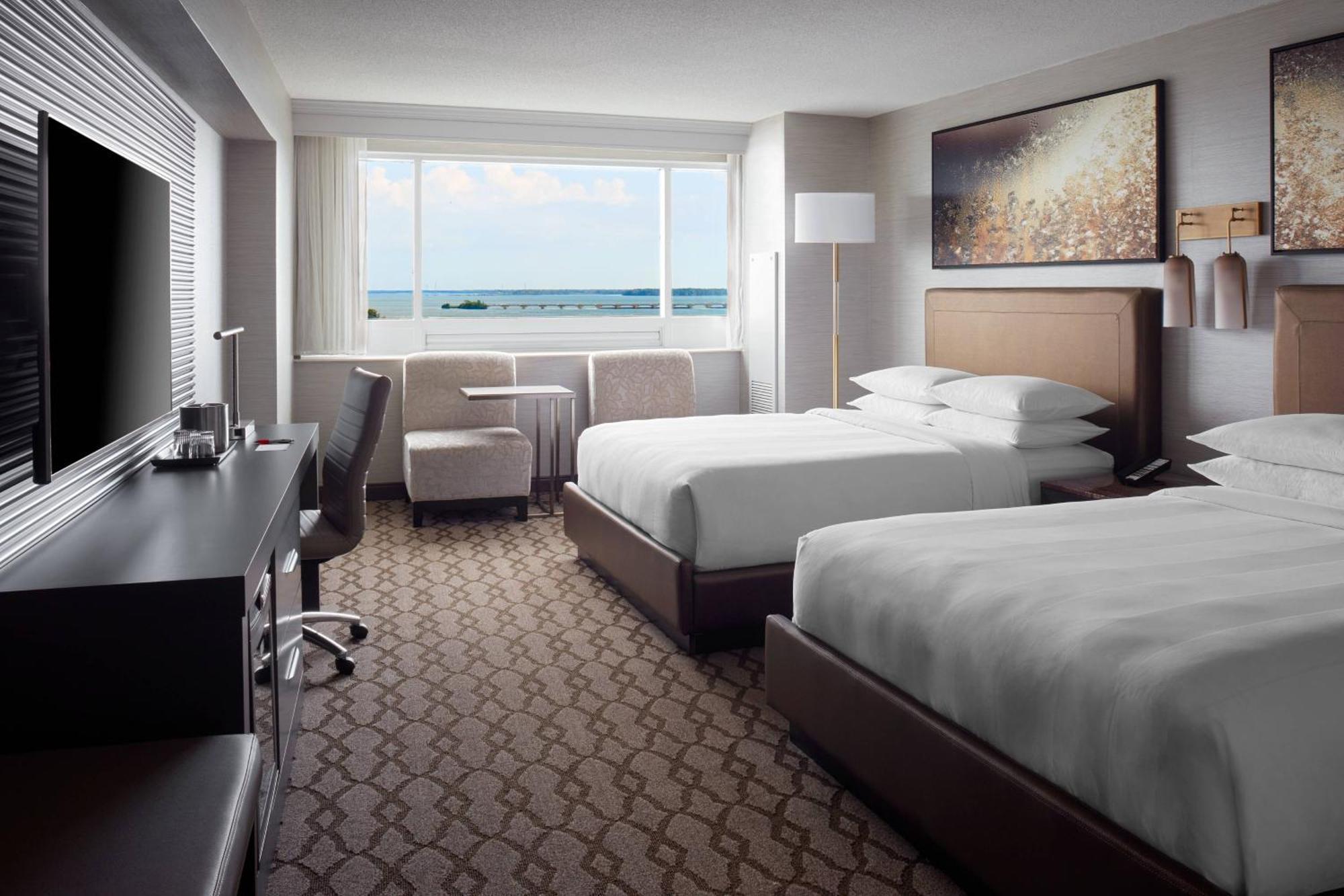 Zimmer mit 2 Queensize-Betten und Flussblick