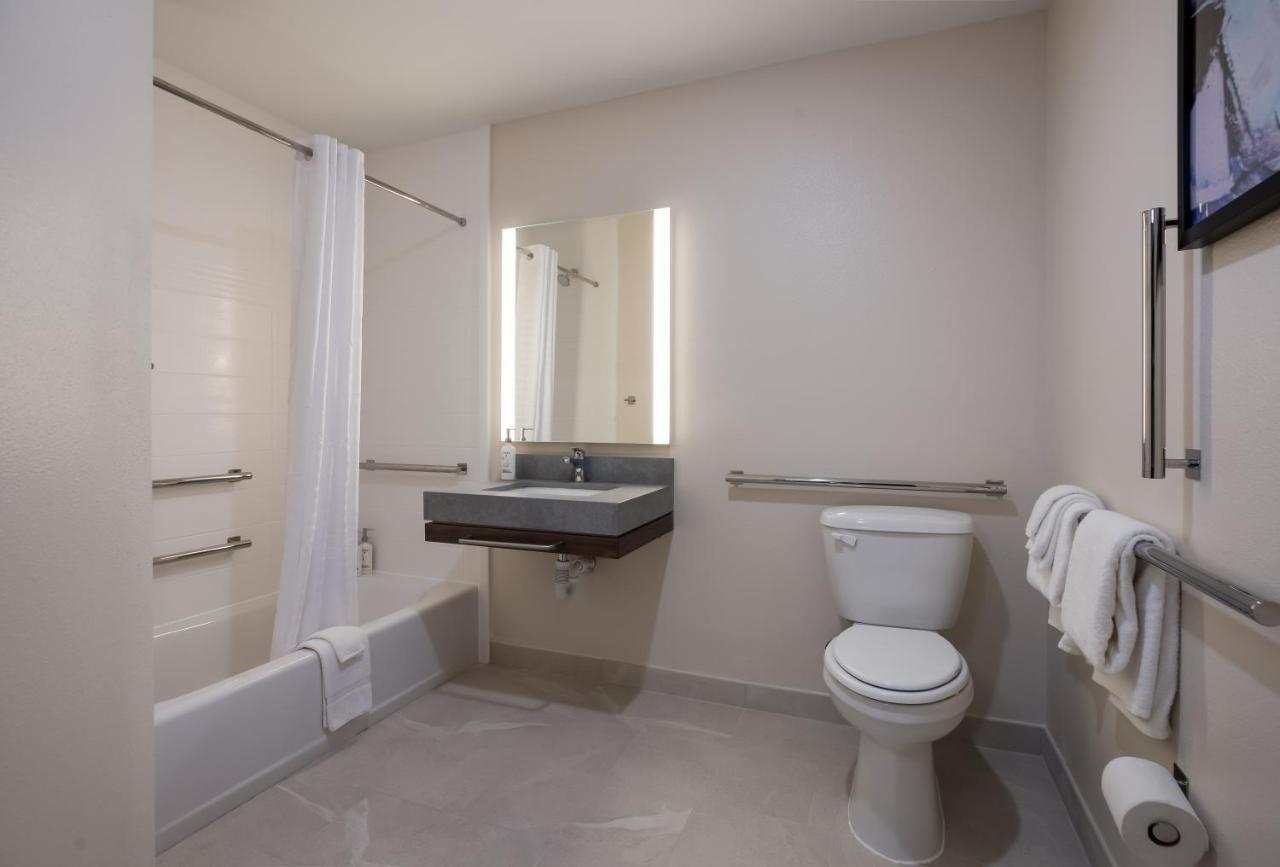One-Bedroom Suite Tub Mobility Access,1373768279:JPEG