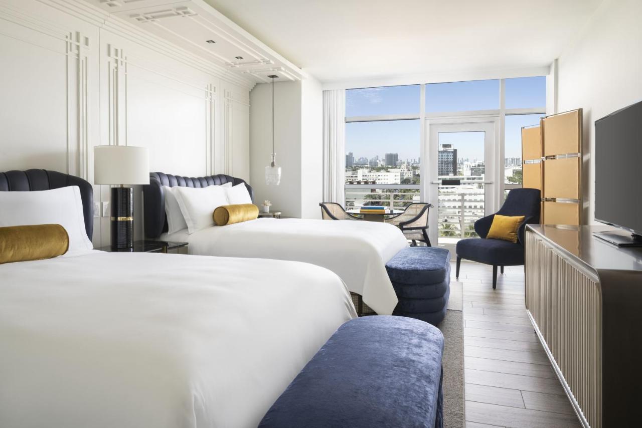 Quarto com 2 Camas de Casal e Vista da Cidade