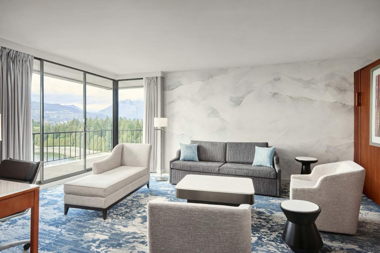 Panoramic 1 Bedroom Suite, 1 King, Sofa Bed, Harbor & Mountain View