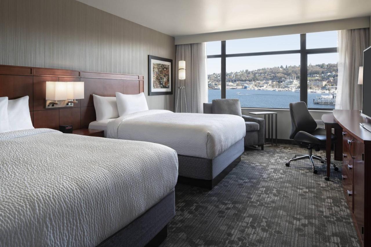 Queen Room with Lake view and Transfer Shower - Mobility Accessible