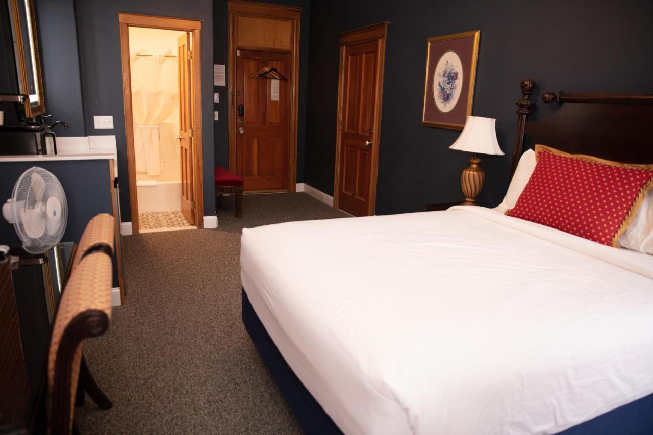 Deluxe Queen Room