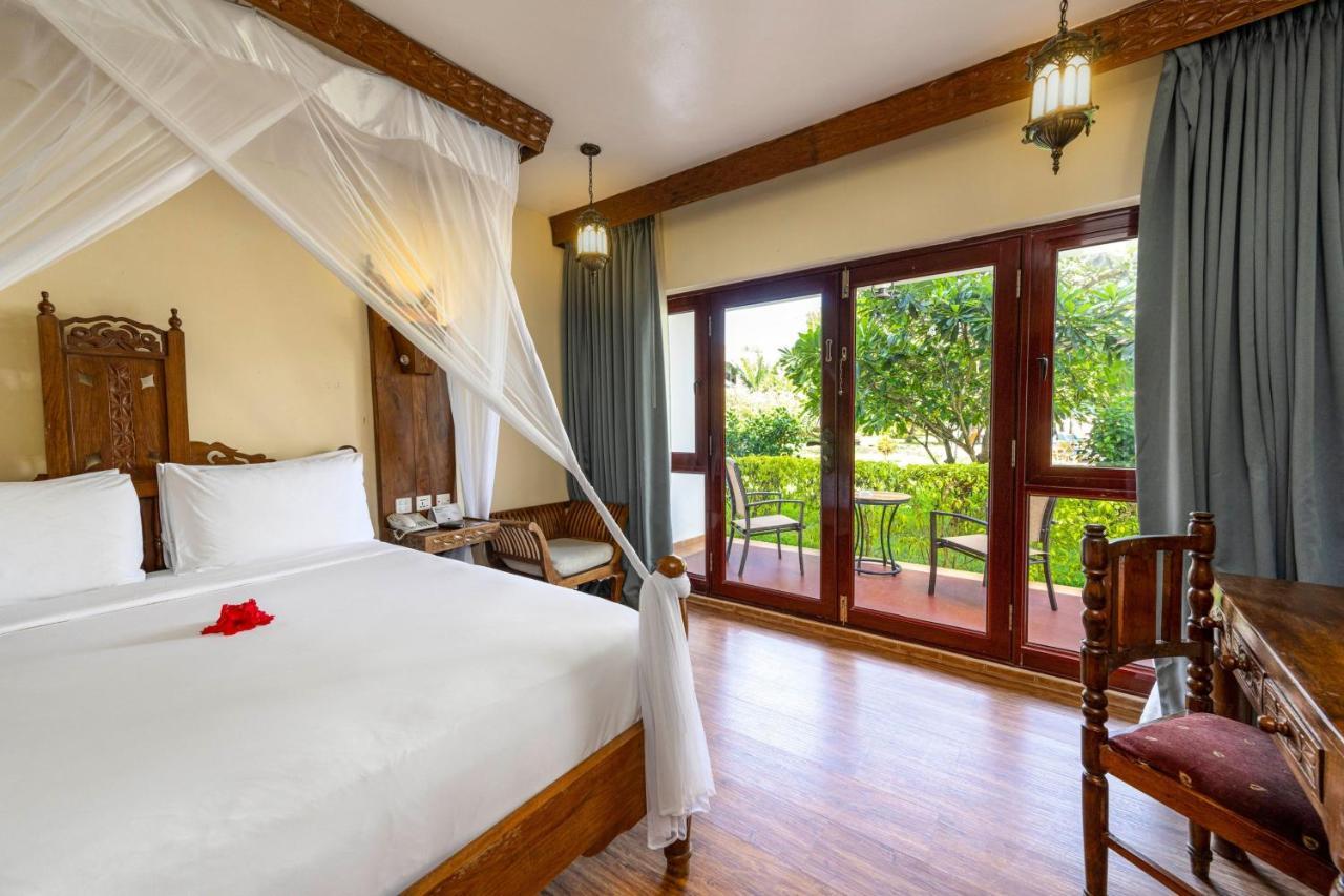 Zimmer mit Queensize-Bett und Gartenblick
