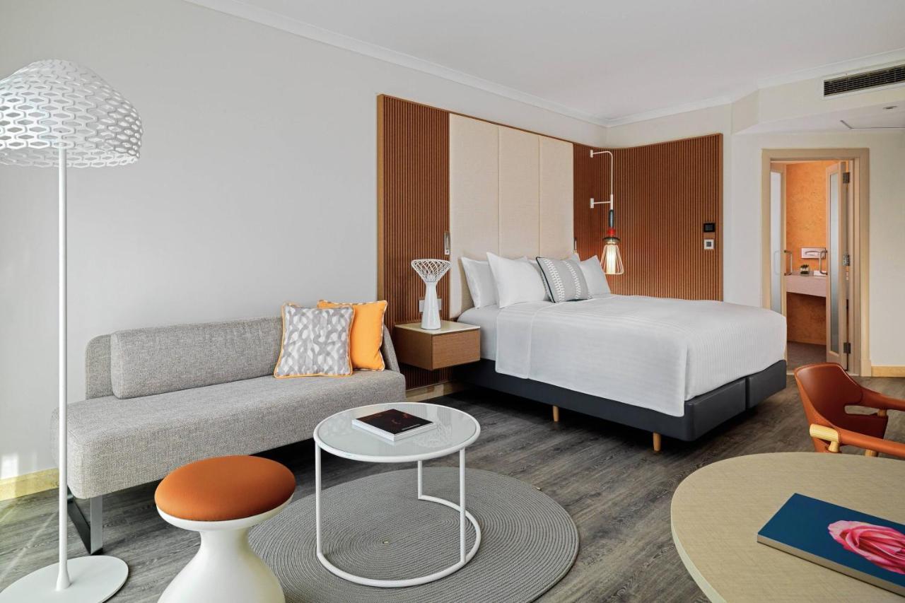Deluxe Pool View Room, 1 King Bed with Balcony