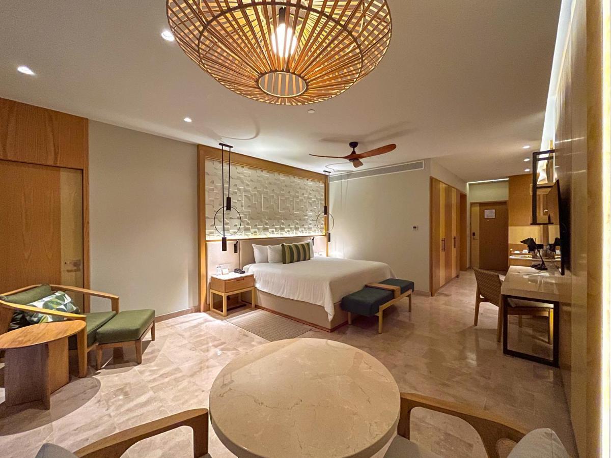 Junior Suite Serenity Club mit Kingsize-Bett und eingeschränktem Meerblick