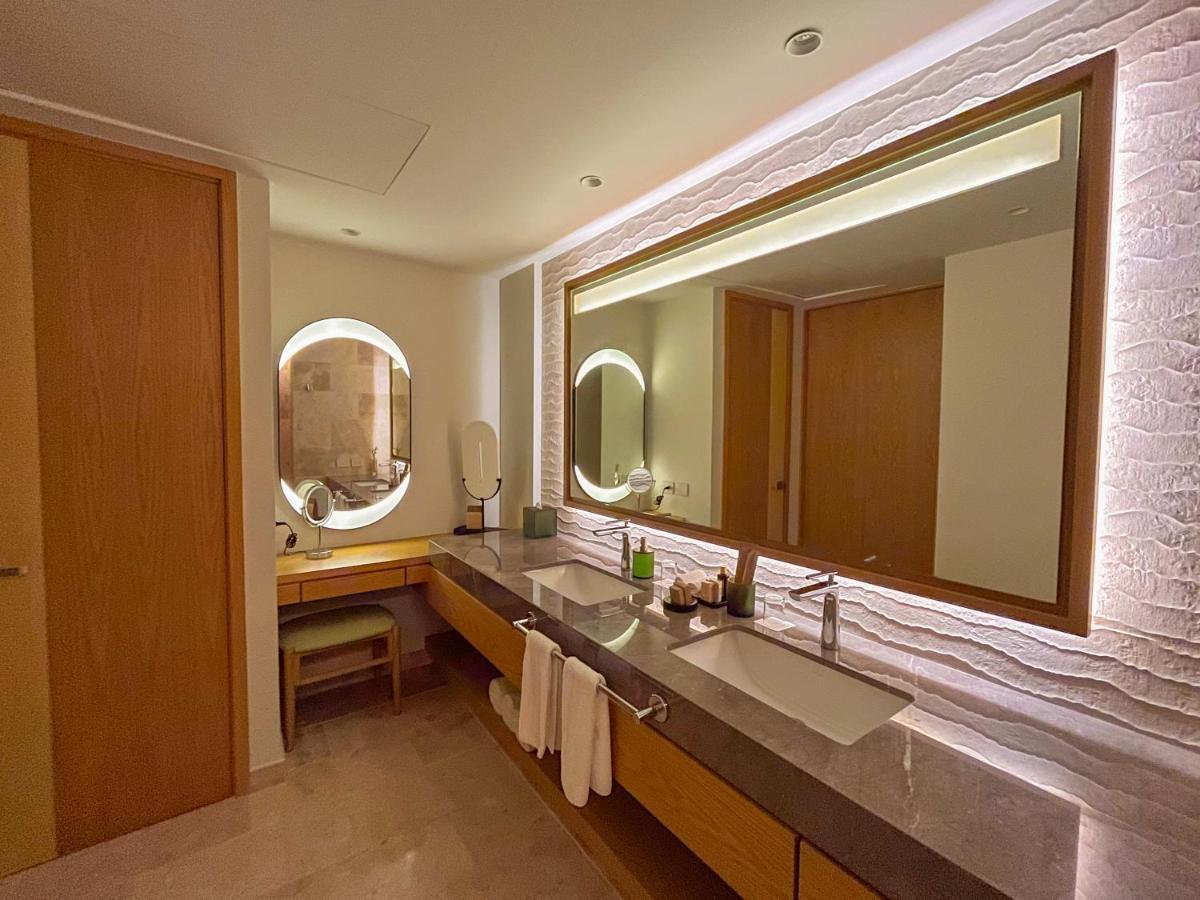 Junior Suite Serenity Club mit 2 Queensize-Betten und eingeschränktem Meerblick
