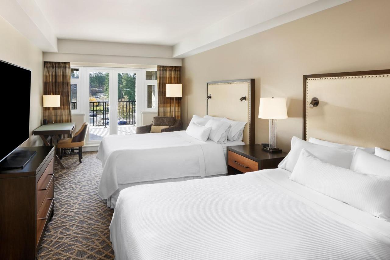 Deluxe Queen Room with Balcony and Resort View