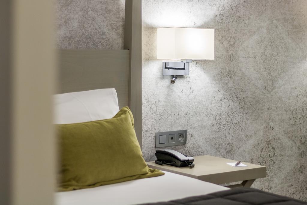 Double or Twin Room Shower,683588316:JPEG