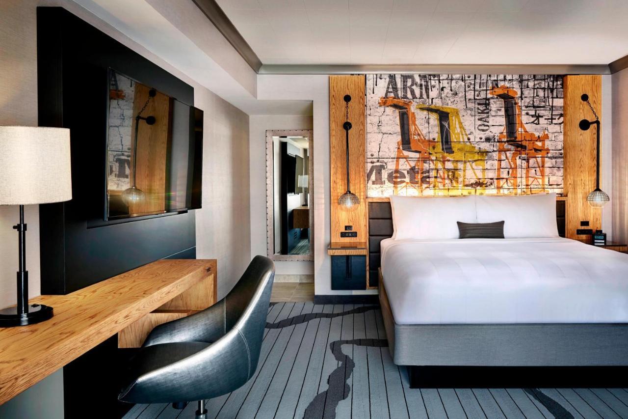 King Room with Bay View - High Floor/Mobility Accessible with Tub