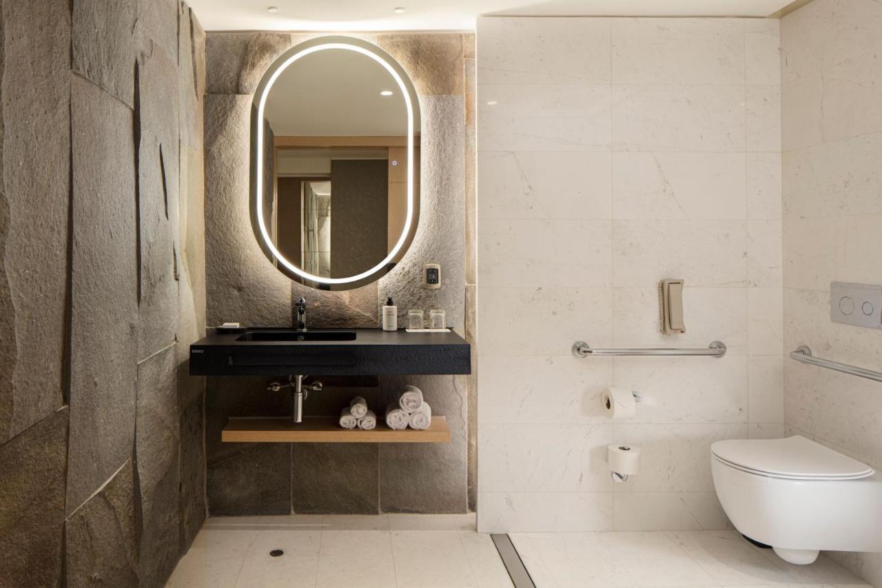 Contemporary Classic Queen Room Oceanfront