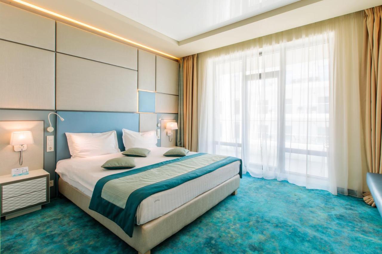 Deluxe Double Room with Partial Sea View