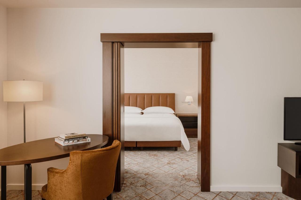 Deluxe Suite, Club lounge access, 1 Bedroom Suite, 1 King
