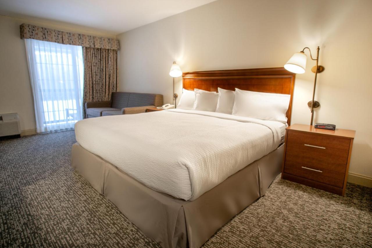 King Room Mobility or Hearing Access Roll Shower Non-Smoking,1645663105:JPEG