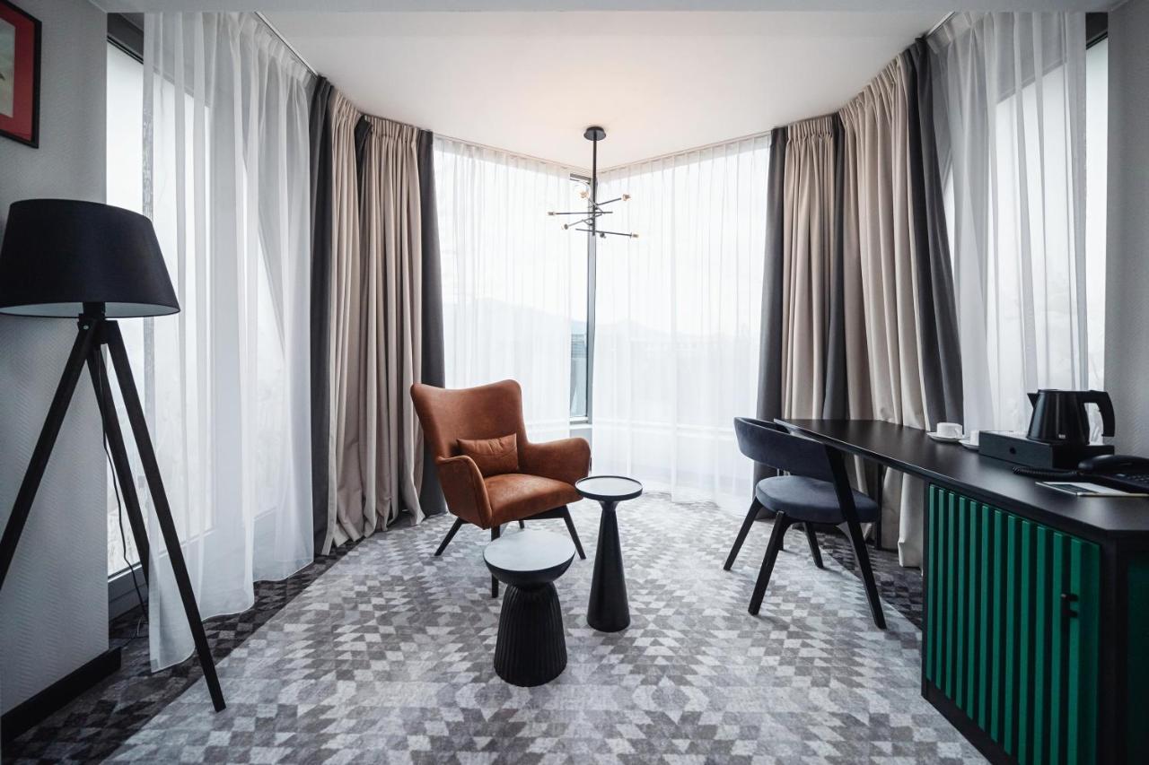 Apartament typu Premiere z balkonem i widokiem na góry (Budynek Główny)