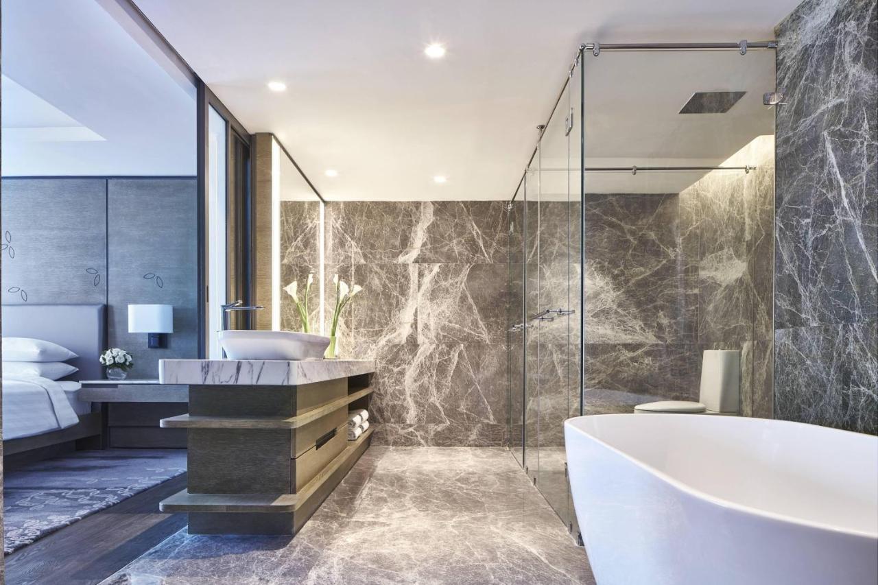 M Club lounge access, 1 Bed Room Executive Suite, 1 King, Pool view